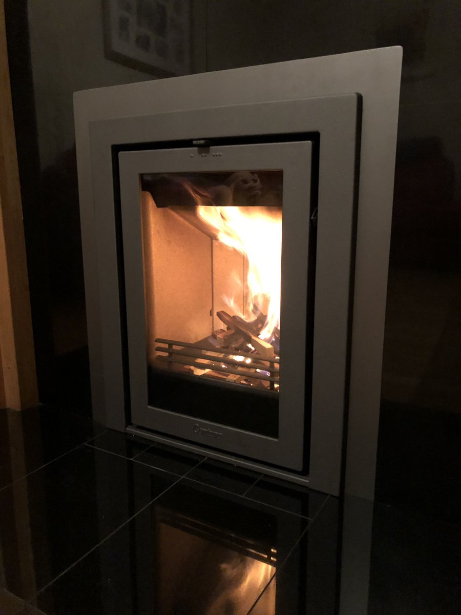 hotstovesni's tweet photo. @ConturaStoves @FlueandDucting Contura i4M inset installed with extra wide trim and Duraflue flue products https://t.co/RdPqmummam