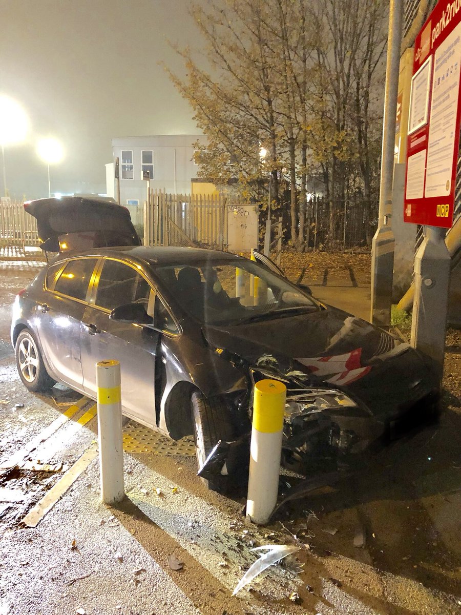 MPSBarkDag's tweet photo. Great team work from #KGTeamB during the night shift. 3 male’s arrested following a vehicle pursuit, where speeds got in excess of 100mph through Dagenham, before the vehicle crashed outside Dagenham Dock @c2c_Rail Station. Drugs & knives also found on the suspects. #TopJob https://t.co/E3h8Hh1el8