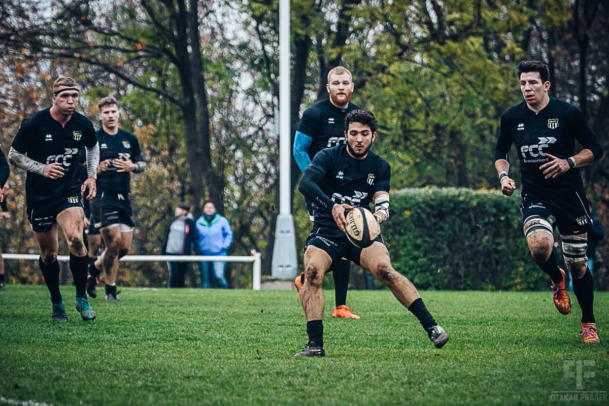 "Estem contents i orgullosos de Pol Jove, lleidatà format al CE Inef Lleida i que es troba a Praga en període de formació acadèmica del grau de Ciències de l'Activitat Física i l'Esport. Resulta que en Pol s'ha fet un lloc al XV titular de l'equip RC Tatra Smichov (1/2)