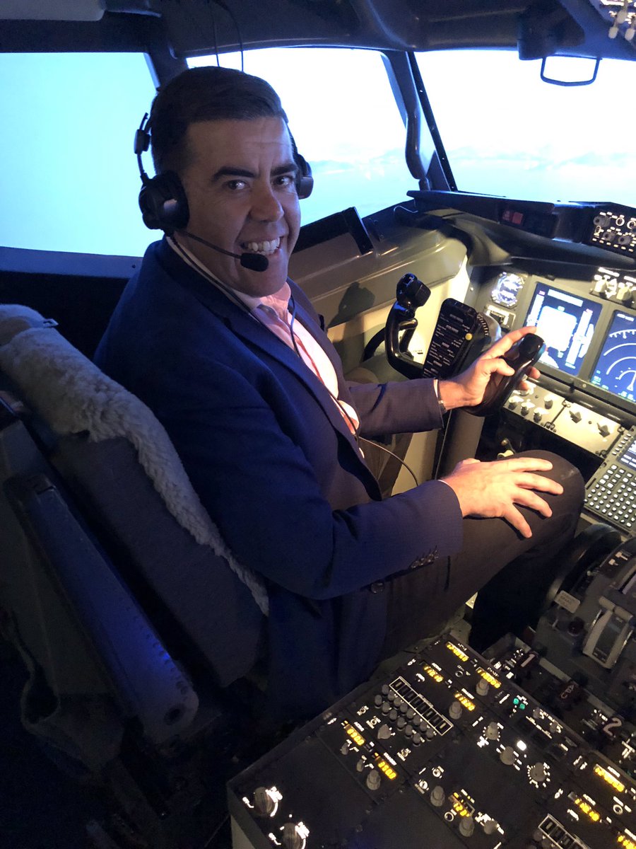 UniSQVC's tweet photo. Great to have @MiltonDickMP on campus at #USQSpringfield - #flyinghigh in our magnificent flight simulator for our Bachelor of Aviation. #USQbecomemore #becomemorefrommoreplaces https://t.co/Uuh8Tb39kl