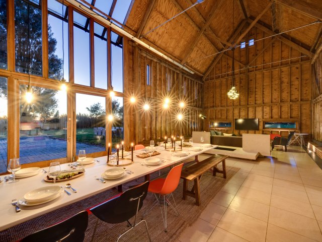 SuffolkCottHols's tweet photo. #PropertyOfTheWeek 🏡 We just LOVE this property! ❤️ In the beautiful village of #Chelsworth this one-of-a-kind #barnconversion is packed full of delightful contrasts. With 6 bedrooms, open-plan kitchen/dining/living area and #luxury spa-bath! https://t.co/YTcI4u9ETB #Suffolk https://t.co/97iYuwMizr
