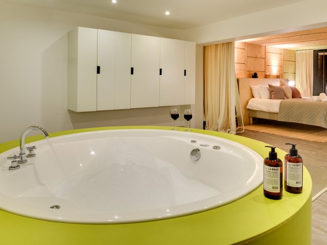 SuffolkCottHols's tweet photo. #PropertyOfTheWeek 🏡 We just LOVE this property! ❤️ In the beautiful village of #Chelsworth this one-of-a-kind #barnconversion is packed full of delightful contrasts. With 6 bedrooms, open-plan kitchen/dining/living area and #luxury spa-bath! https://t.co/YTcI4u9ETB #Suffolk https://t.co/97iYuwMizr