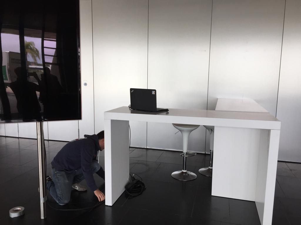 ¡¡ Para volver a volver... !! Nos gusta volver al <a href="/PNavegacion/">Pabellón Navegación</a> con <a href="/atrilcongresos/">ATRILCONGRESOS</a> para eventos así. Con sillas #Dayton, con mesas #Jamaica de 45cm con cristal, Mesas #Newport 110cm y taburetes #Casper en blanco... ¡ASÍ NOS GUSTA VOLVER! 😁 😍