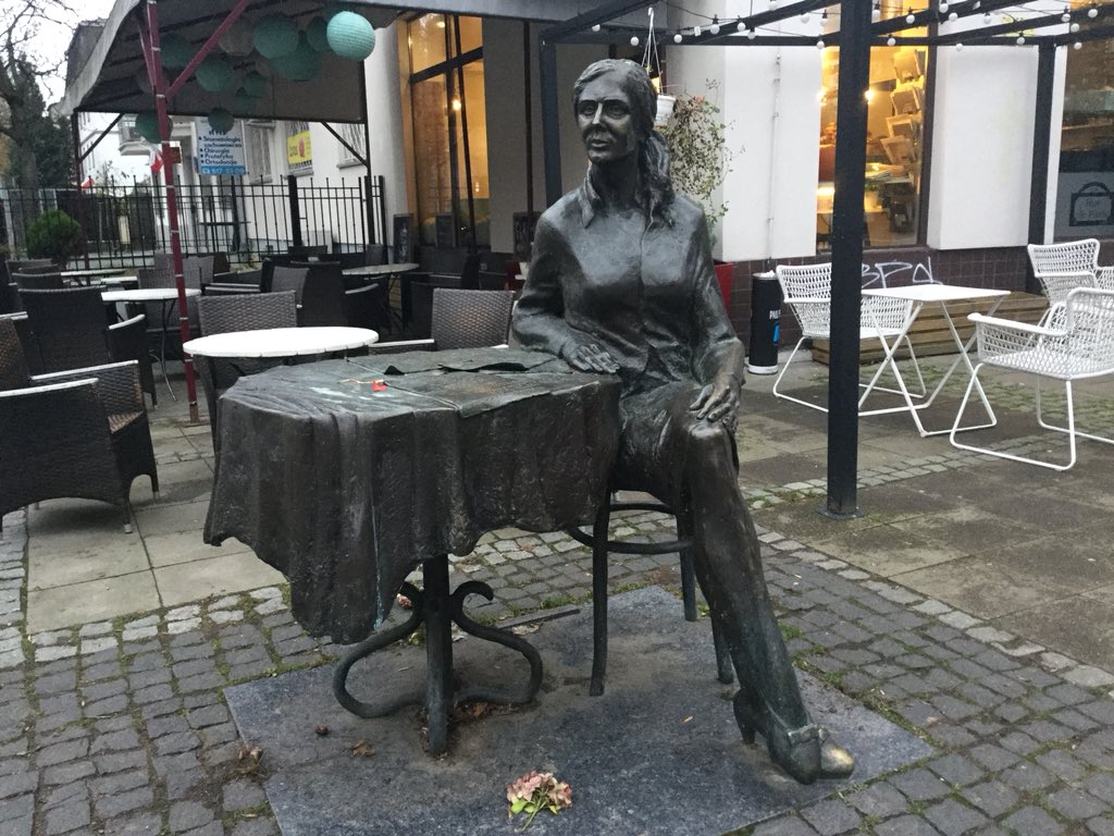 Scanlon_Leslie's tweet photo. It’s Friday so it’s long 🚴 ride to work day ! J’adore les statues à Varsovie et donc aujourd’hui je vous partage quelques exemples que je vois souvent quand je fais du vélo en ville. Each statue has its own interesting story... #canadapoland #kochamwarsawę ! https://t.co/jJv2V8h4Lx