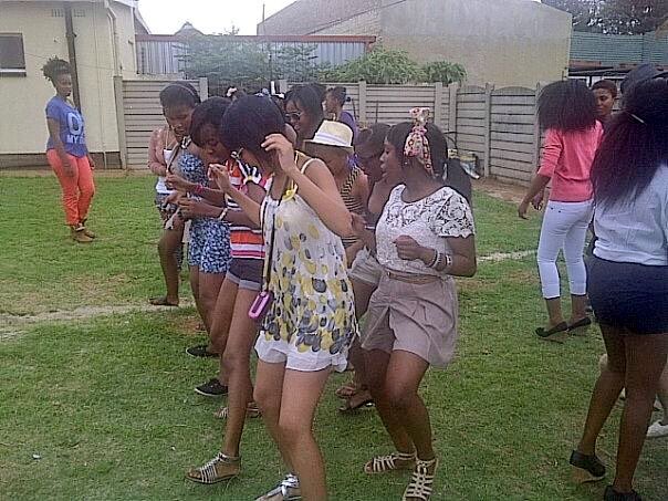 KutlwanoM_'s tweet photo. @Inthemix_vibe @dumantando20 @SizLifestyle @MrAllSauce @JayJaePeterson @PieNutt @Clive_biggy @PekiNomic Here are my pics of the past #LetsLetLuse events
1 frame: 2011
2 frame: 2012 or 2013
I’m seeing @HlamieeM @ReaBee_S Lindy, Tumi and Ntosh
Are we #InTheMix for another edition of #LetsLetLuse or what?? https://t.co/snlRZI7Pig