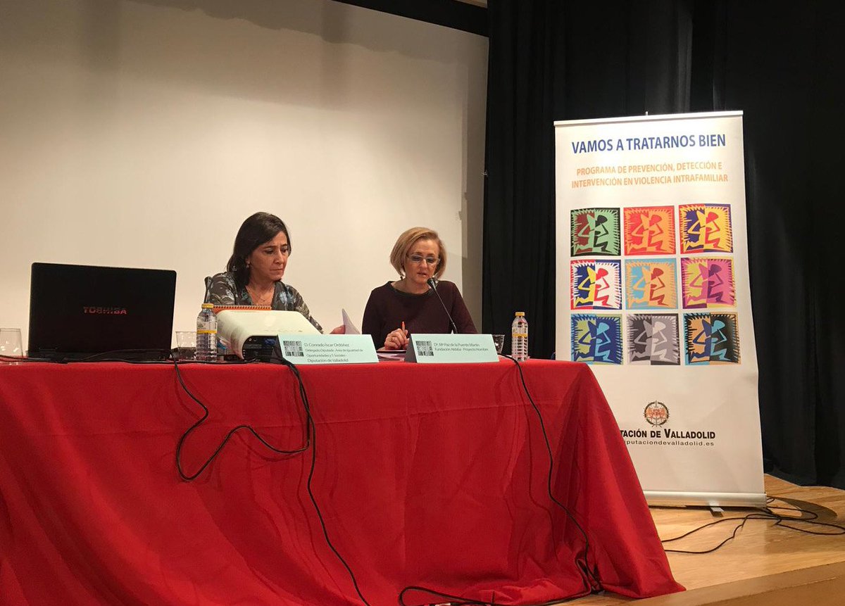 ProyectoHombreV's tweet photo. Rosa Isabel Hernández del Campo, jefa de servicio de Familia e Igualdad y Mª Paz de la Puente Martín, Directora de @ProyectoHombreV inauguran las II Jornadas de Violencia Intrafamiliar en @Dip_Va #Violenciadomestica #Familia #Valladolid https://t.co/hl2nWMWoYe