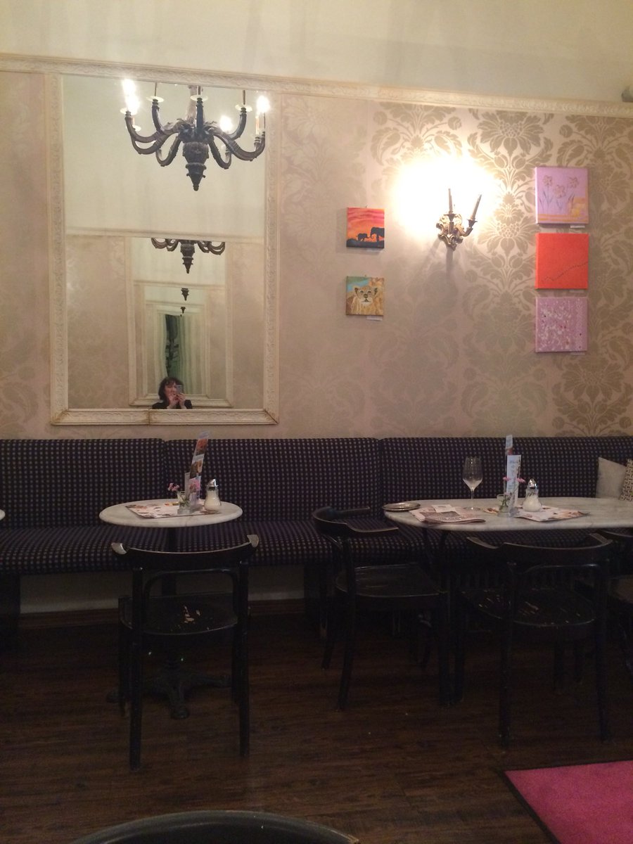 v_brandner's tweet photo. Das #Cafe Alt Wiener Salon in #Wien ist in typisch Wiener Tradition, dennoch sehr hip. Automatisch mitgeliefert zum Kaffee wird der kleine Gugelhupf, der hier feinste Mehlspeisen erahnen läßt! https://t.co/PtK74Xgwwz