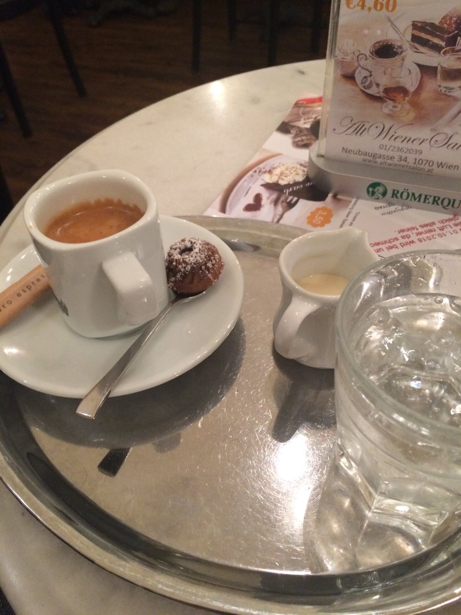 v_brandner's tweet photo. Das #Cafe Alt Wiener Salon in #Wien ist in typisch Wiener Tradition, dennoch sehr hip. Automatisch mitgeliefert zum Kaffee wird der kleine Gugelhupf, der hier feinste Mehlspeisen erahnen läßt! https://t.co/PtK74Xgwwz