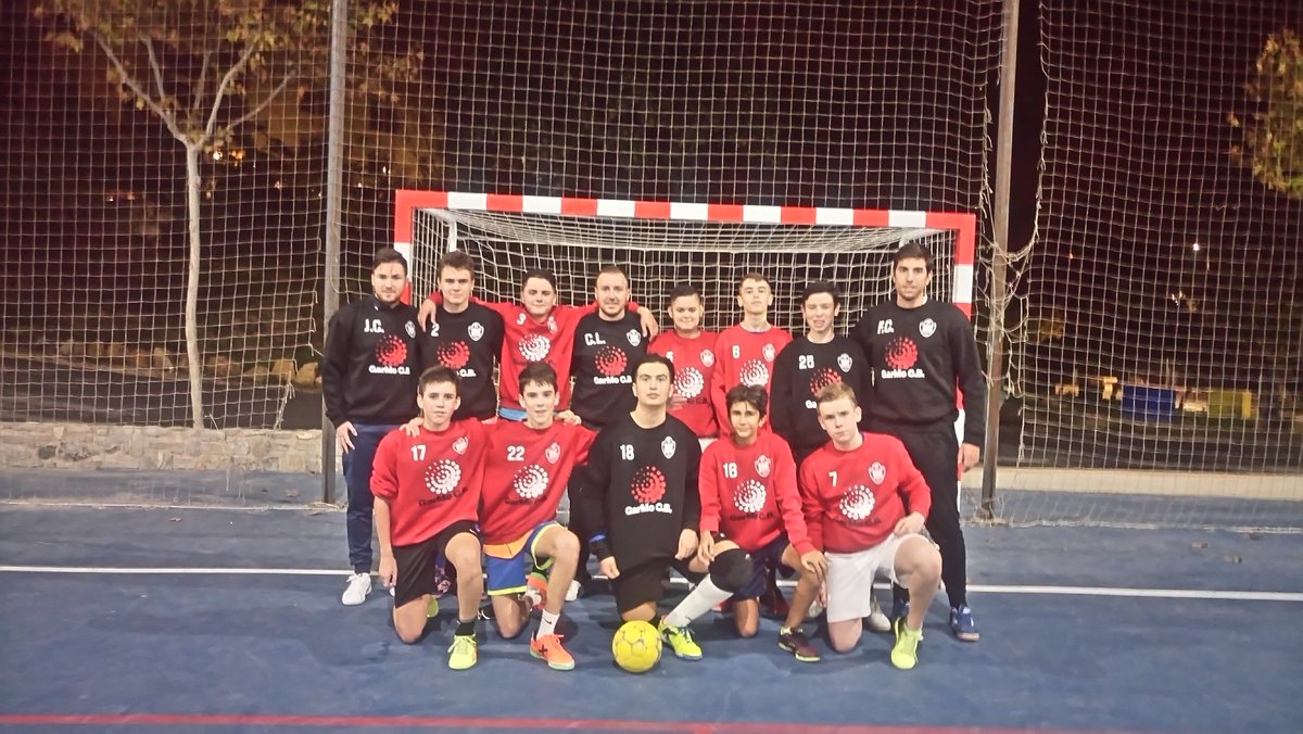 Christopher7_LC's tweet photo. Esta jornada nos toca descansar en liga, pero ni con esas paramos de currar!! 💪 Buen trabajo realizado ayer estrenando el regalo de @GarmoCB, sudaderas que terminaron bien sudadas después de la sesión. Muchísimas gracias por apoyarnos!! #Cadete @AspeFutbolSala https://t.co/gmu7qAKvQg