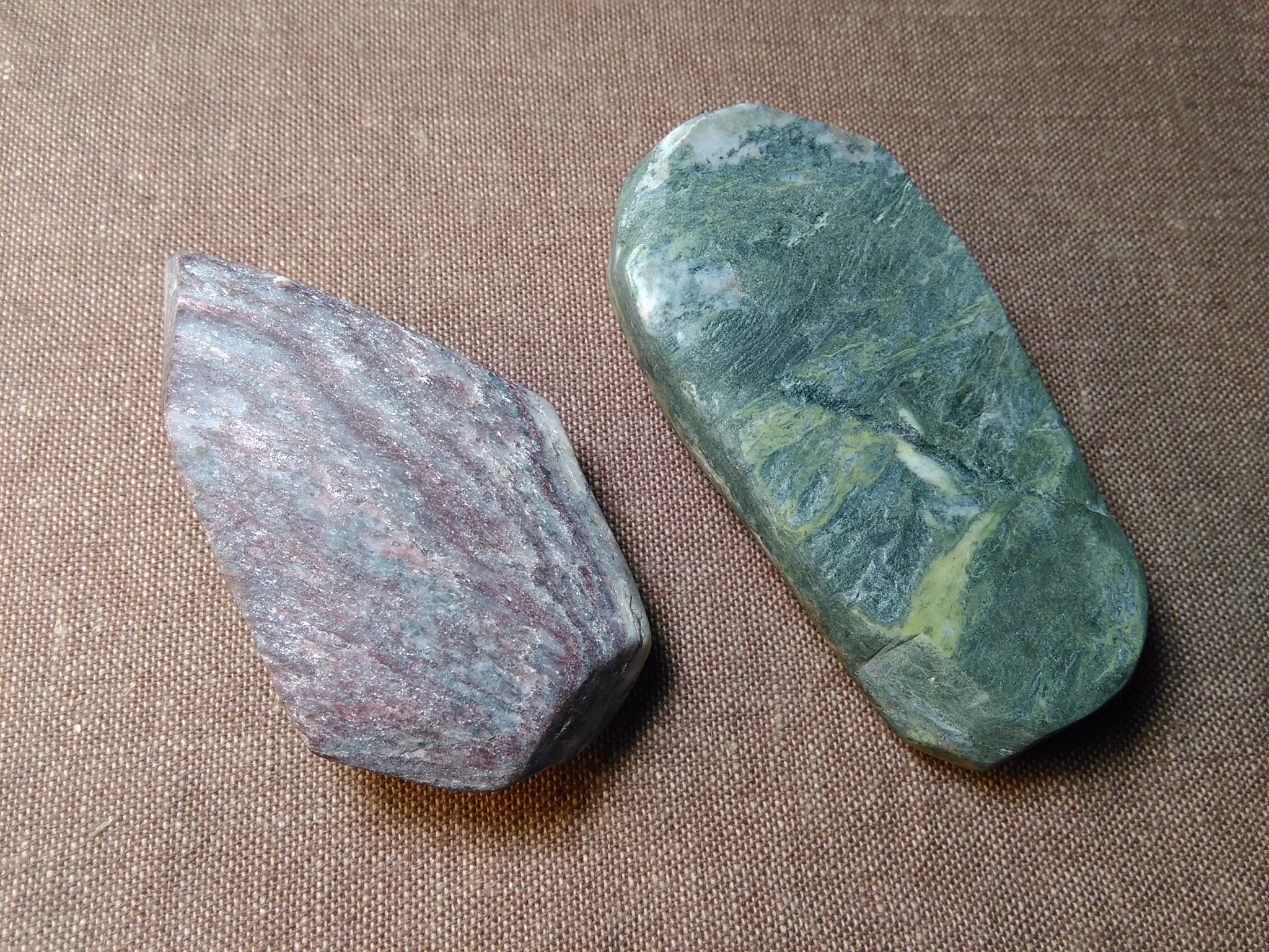 Altitudo 近所の河原で拾った石ころを研磨中です おそらく 紅簾石片岩と緑簾石緑泥石片岩 青いのは典型的な三波石ですね 石ころ 結晶片岩 T Co Sjl5wfn5to Twitter