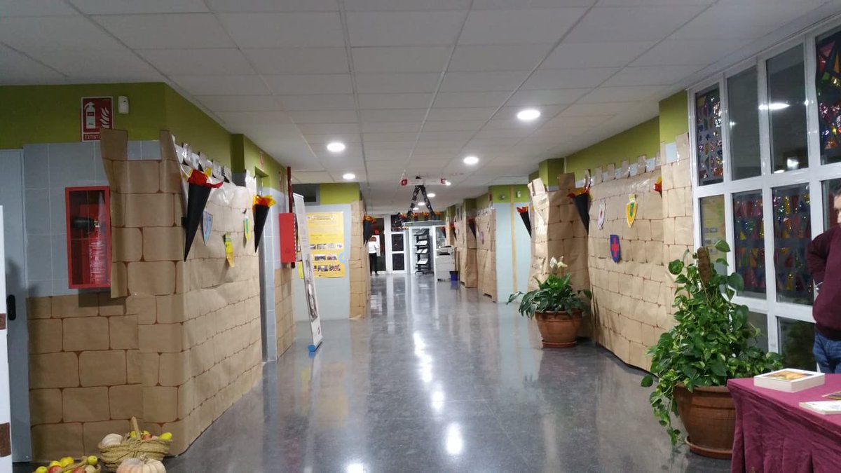 llumpauc's tweet photo. Comença la XVI Lectura Col.lectiva de Tirant lo Blanch a l’IES Cotes Baixes ⁦@IESCotesBaixes⁩ https://t.co/6zsyGvDlsl
