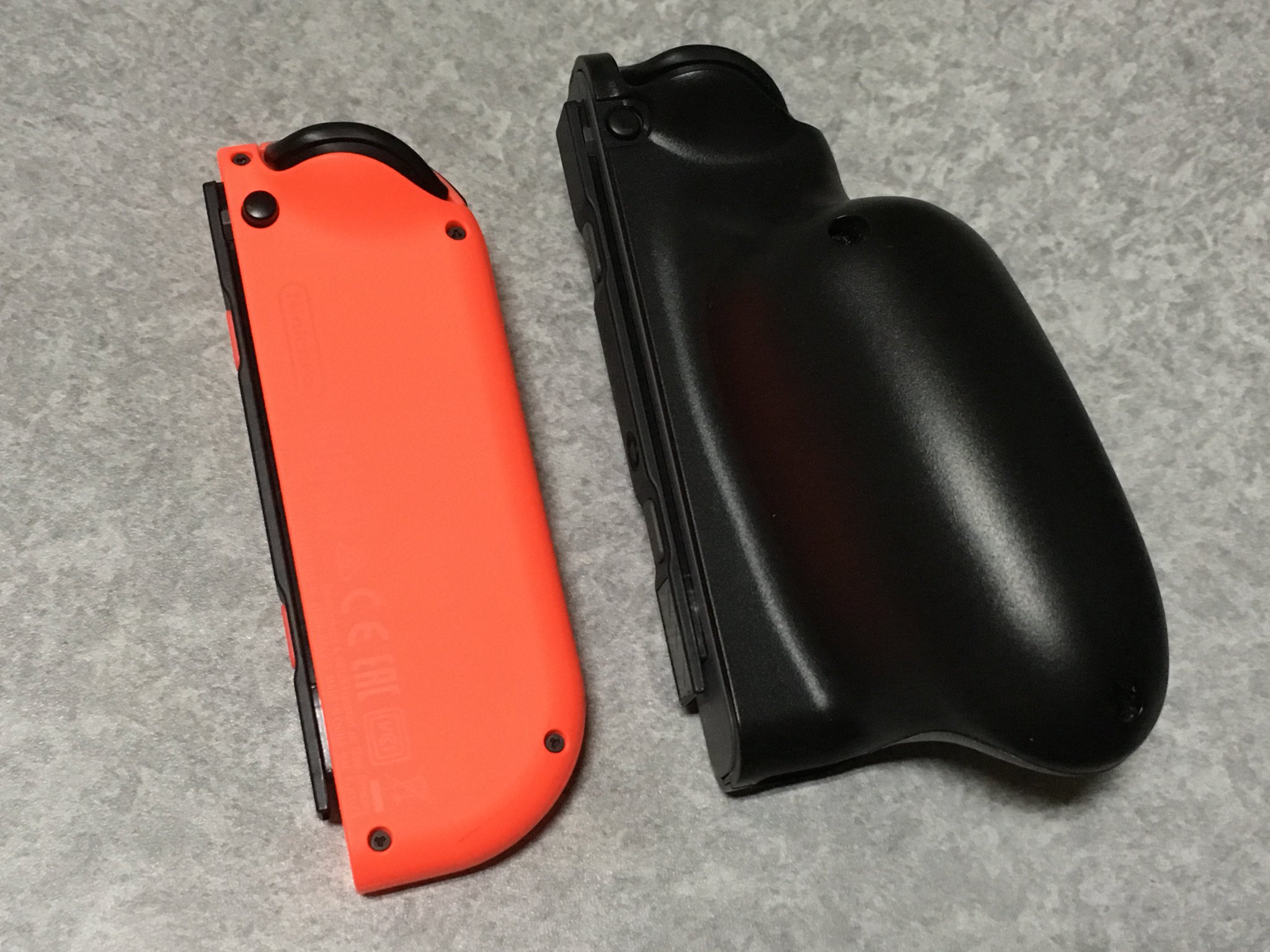 つら Tvモードで非プロコンの片手ジョイコン操作を強いられ操作しにくくて困っている各位にゲームテックのセパレート充電グリップswをめちゃくちゃオススメしたい デカくなるが親指シフトでスティックとボタン操作がすごい楽に出来ますよこれ T Co