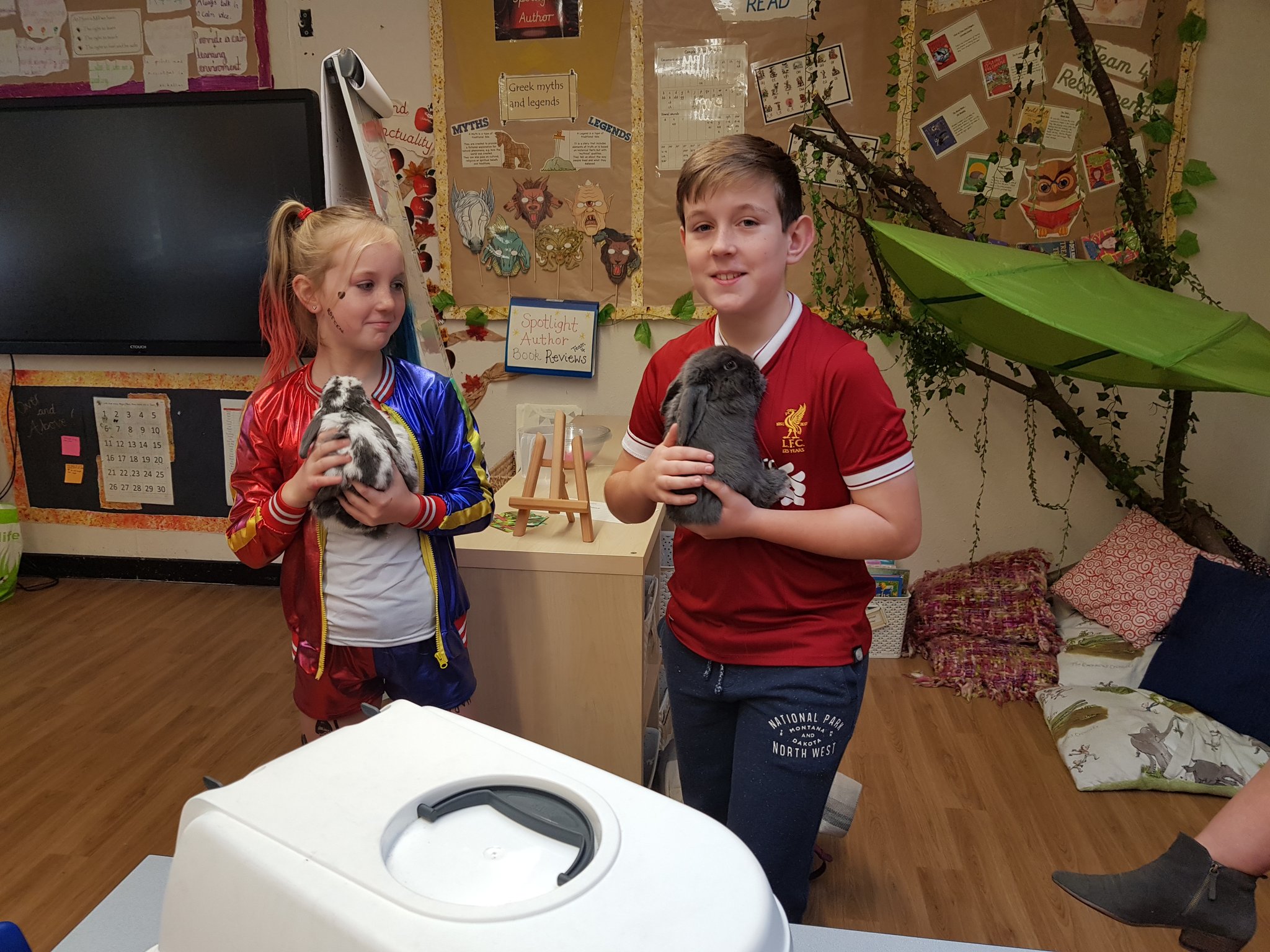 Horn's Mill Primary on Twitter "EG and SG are teaching Team 4 how to look after their pet