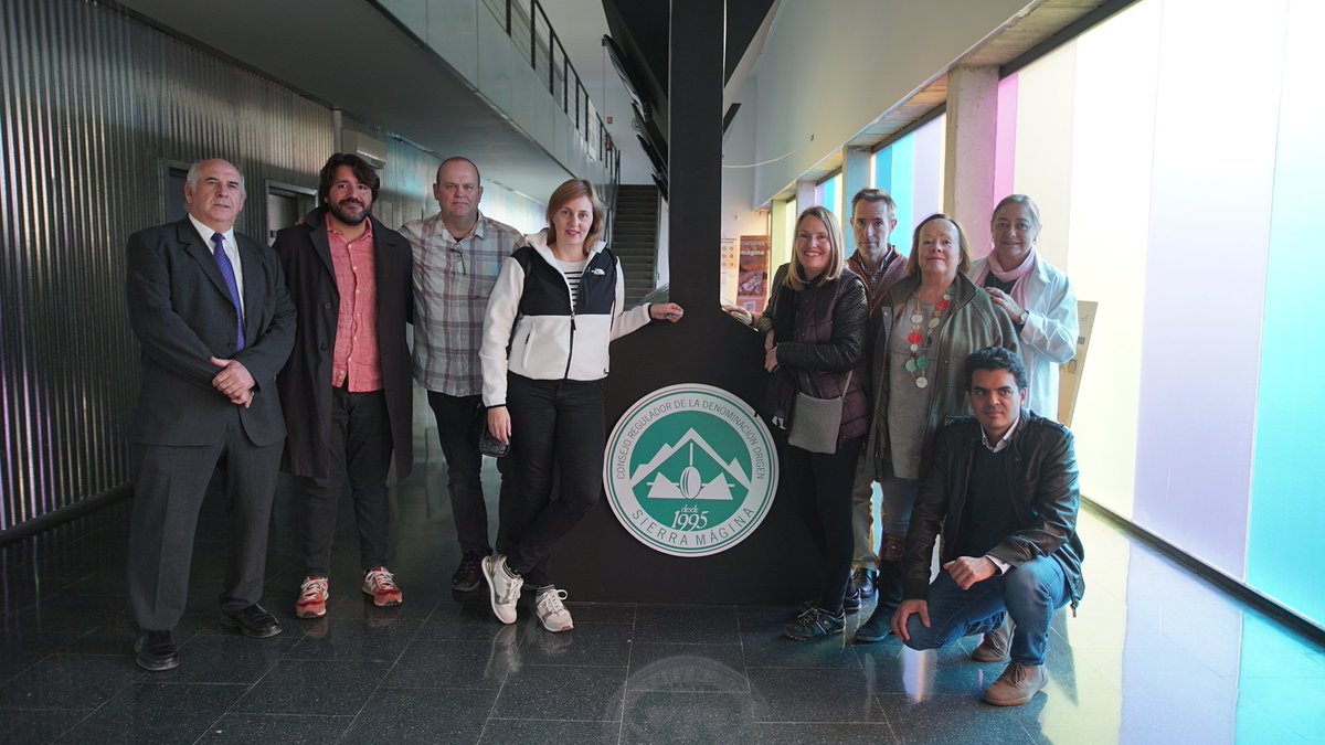 JuanBalbinGa's tweet photo. Acompañando a los blogueros-periodistas extranjeros participantes de la Campaña Andalucía Tasty en su visita al CRDO Sierra Mágina y posterior cata de aceites. Dicha campaña va dirigida a la promoción de productos andaluces entre turistas extranjeros que visitan nuestra comunidad https://t.co/X53rurfTjN