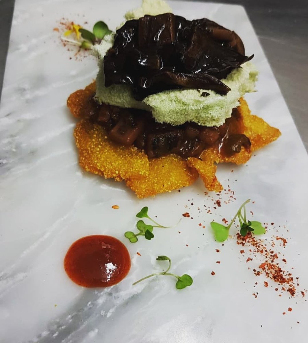 Crujiente de torto de polenta, pota en texturas y merengue de plancton. Nuestra propuesta para las jornadas gastronómicas #Vigoseachefs de viernes 16 a domingo 18. #Arvi Ven a probarlo!