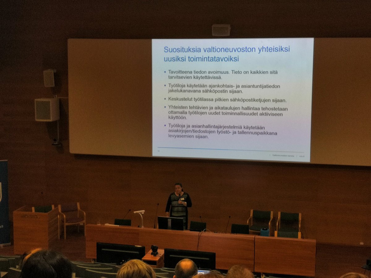 Paula_Forsten's tweet photo. Valtioneuvoston kanslian projektipäällikkö Sari Löytökorpi kertoo terveisiä ministeriöille ja virastoille. #hktp2018 https://t.co/bvLUx5GmTw