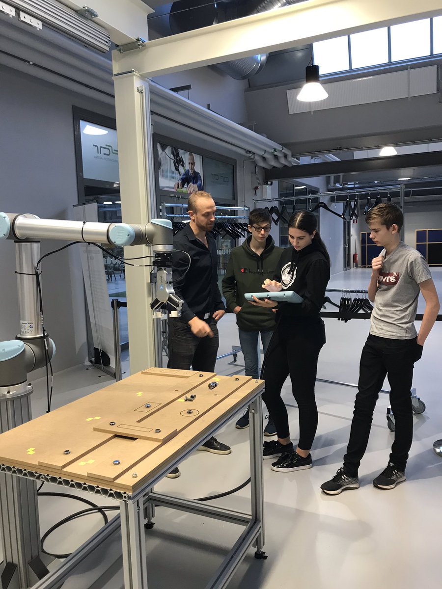 Får prova att programmera en robot.