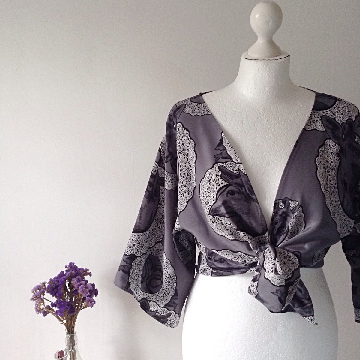 Berenice_Combe's tweet photo. ILLUSION Mid-Length Kimono Jacket Silk Crepe Animals Cute Grey Cardigan Deer Giraffe Flamingo https://t.co/GoPd20yY1N #madeinlondon #silkkimono #imadeyourclothes #shopindie #giftforher https://t.co/ybfgni6QF4