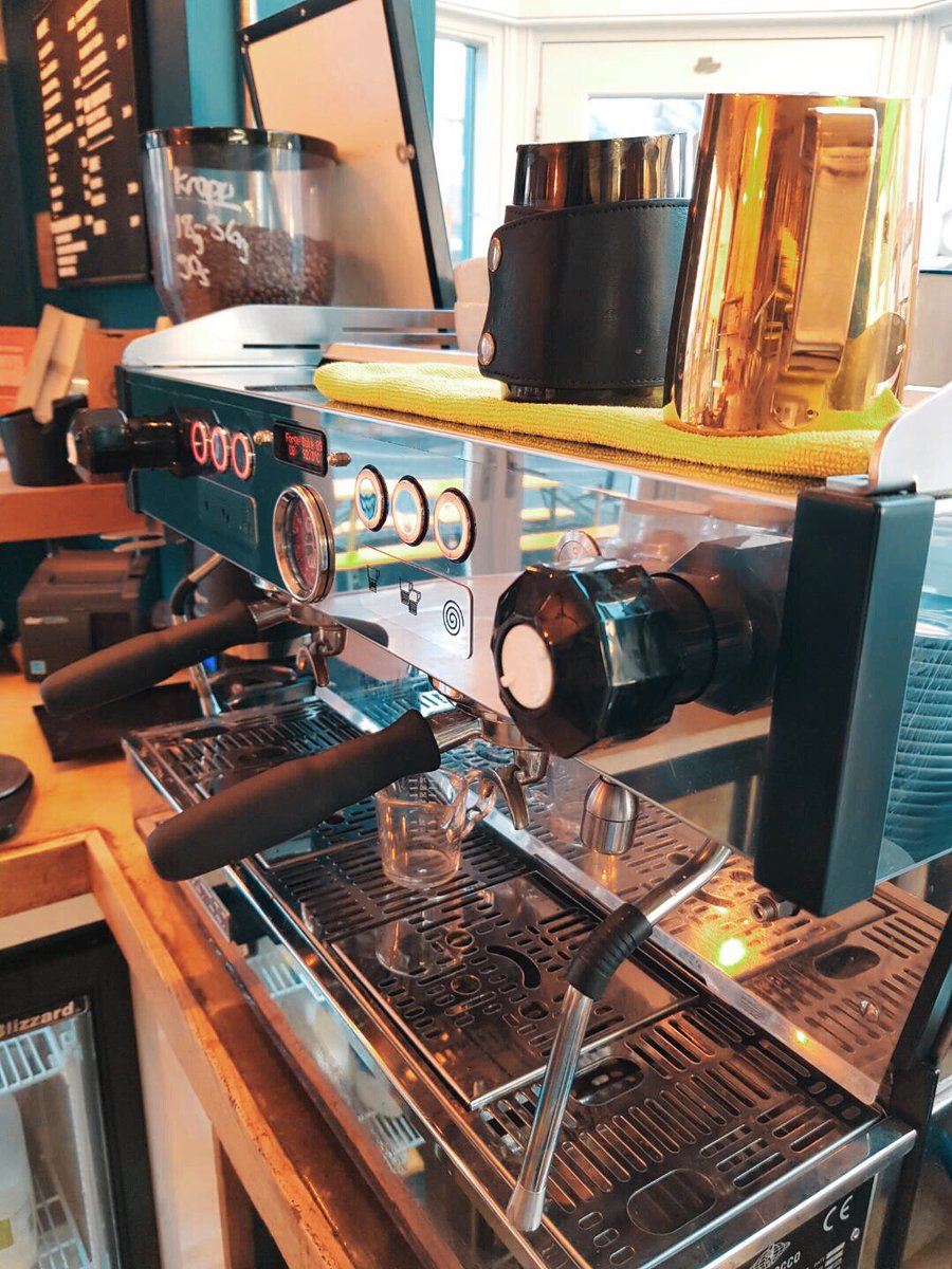 Rolling into Friday with some tasty brews and fancy pours. <a href="/forgebakehouse/">Forge Bakehouse</a> flirting with their shiny newnew <a href="/lamarzoccouk/">Lorenzo Carboni</a> Linea PB ABR. 😍