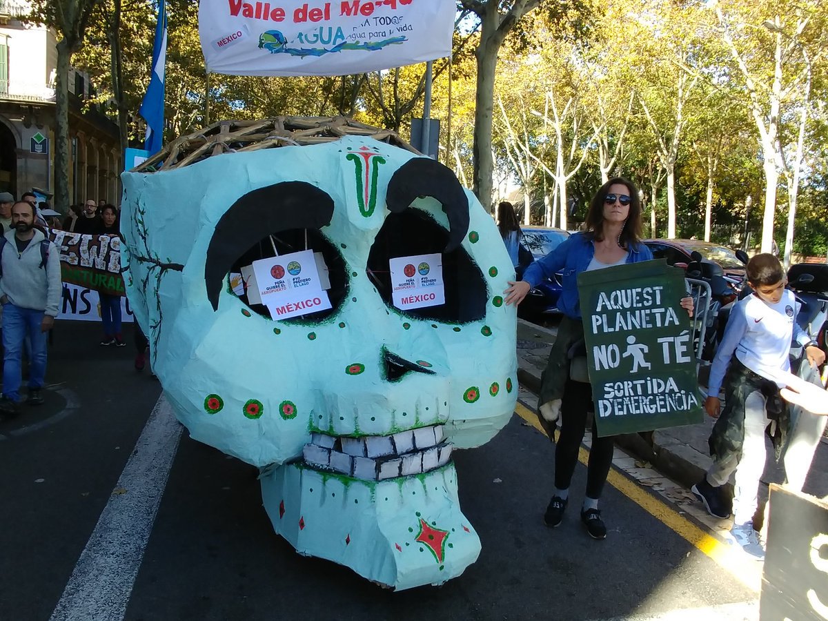 JosepCabayol's tweet photo. Cotxes, canvi climàtic i periodisme. No participeu d la manipulació dels fabricants d vehicles contaminants. Anar més enllà dels +1,7ºC - a mitjan segle - condueix a una situació, ara mateix, irreversible d #CanviClimatic #AlertaClimatica #AlarmaClimatica https://t.co/aETDVtYEJY https://t.co/rtv9gkk821