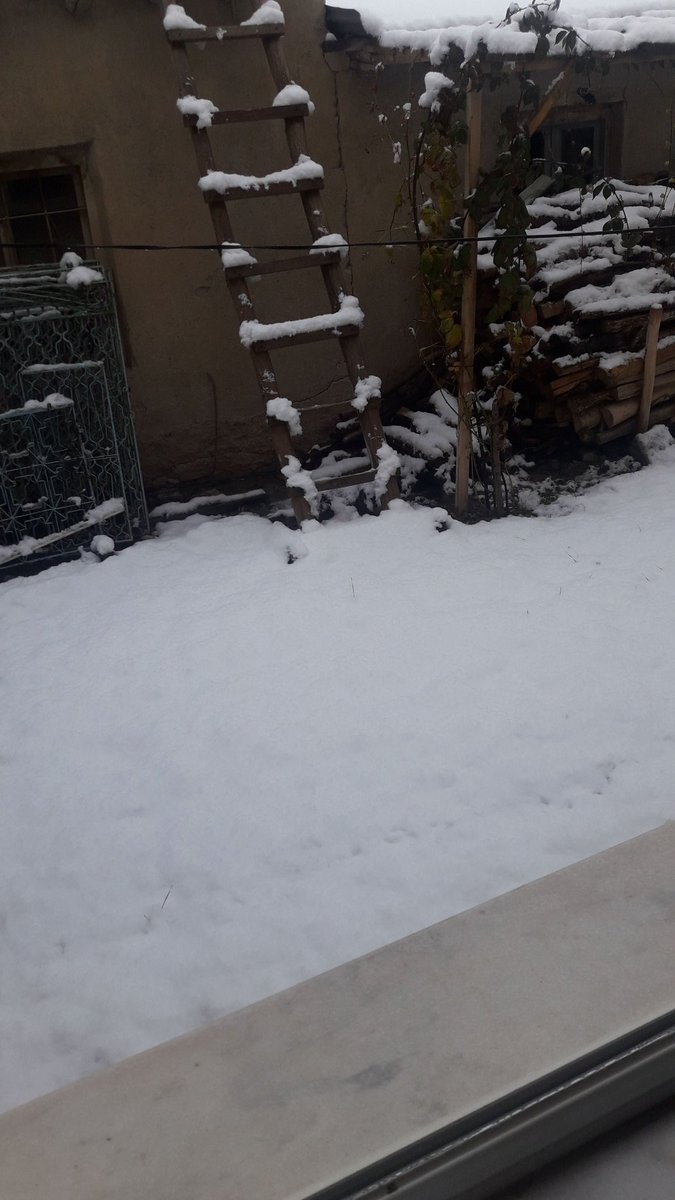 <a href="/mavikalsen/">Sinem</a> 1 yıl olmadan sana yine ilk kar manzarasını gönderiyorum 😂❄