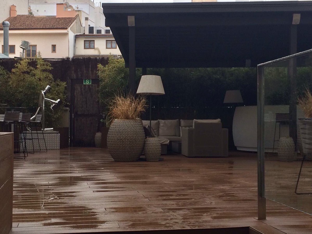 ACHotelColon's tweet photo. ¿Sabías que nuestra #terraza está acondicionada para la #lluvia? ¡Así que... no dejes de visitarnos!  #ACExperience  #Lifestyle #ACHotels #anewwaytohotel #bievenidos #ACColon #buenosdias #Valencia #wanderlust #diasdelluvia #lluvia #terrazasconencanto https://t.co/0iYr7kwkPC