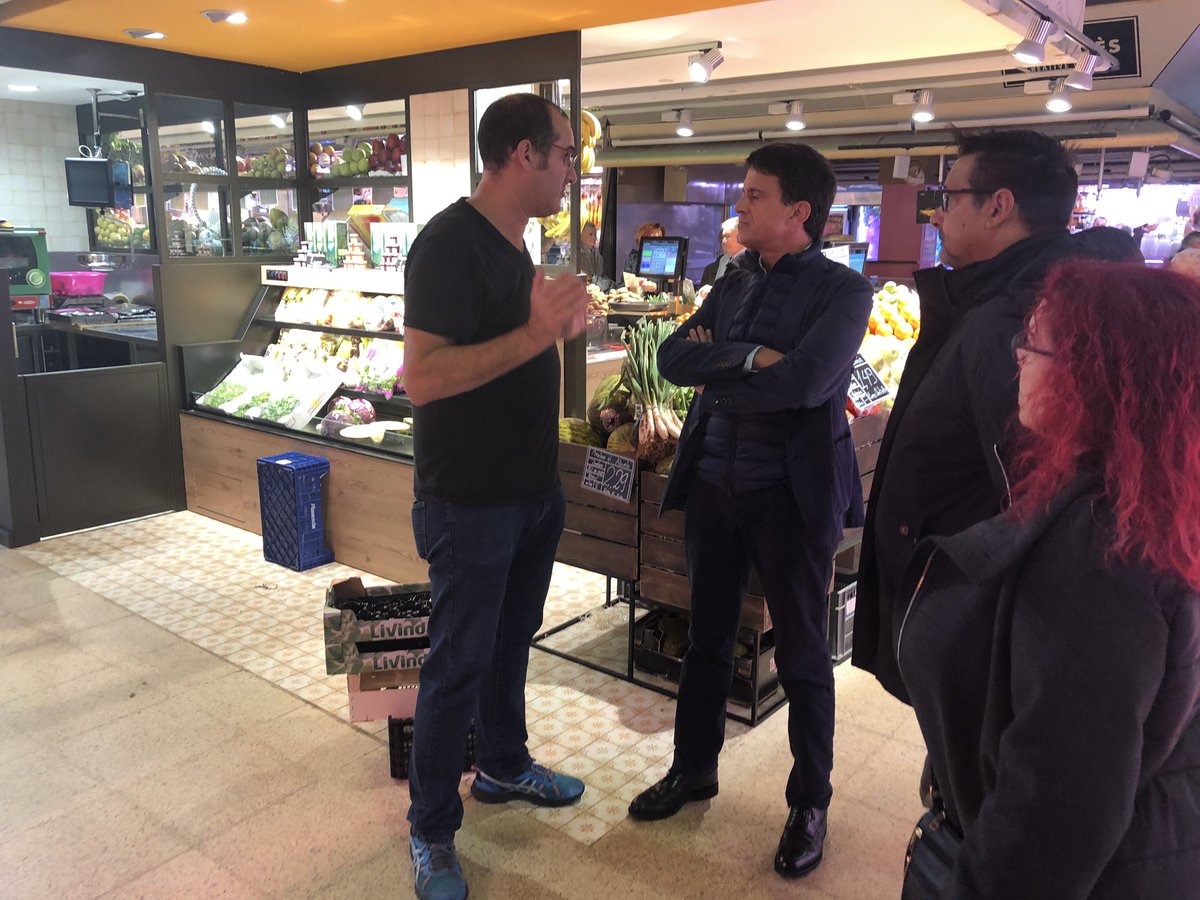 carmelcomerc's tweet photo. @manuelvalls visita la nostra Federació de Comerciants @Botigues3Turons https://t.co/0taf3M7r5H