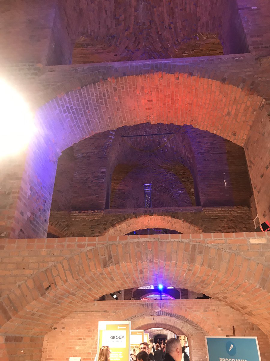 Heute große Jobmesse #hierbleiben in #Magdeburg . Ich werde gleich im Podium zu #Digitalisierung im #Arbeitsleben diskutieren. Bin am Eingang von @UniNowApp gefragt worden, nach welchem Job ich suche. Soll nochmal einer sagen, ich würde nicht als #Student durchgehen 😉👍✌️