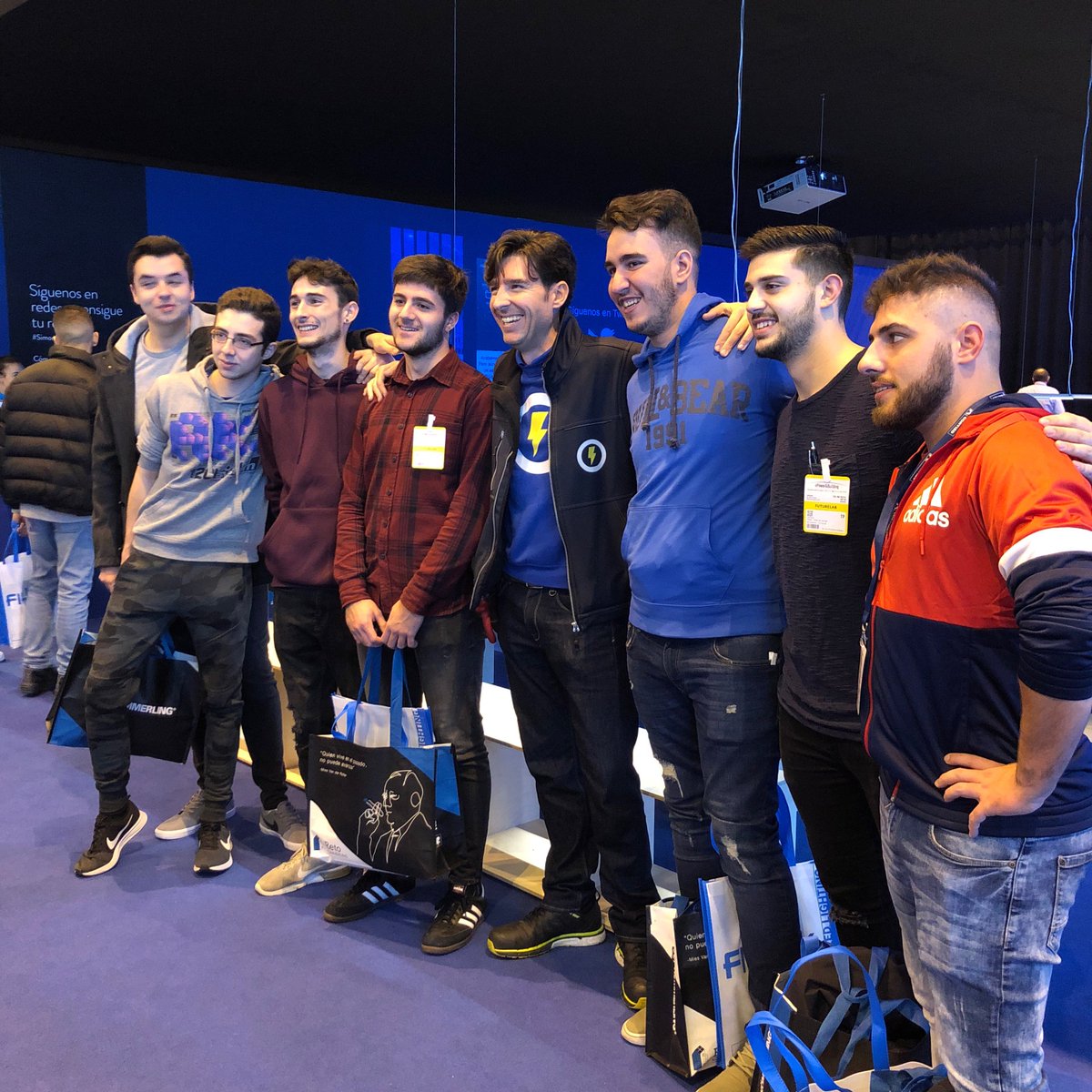 SimonElectricES's tweet photo. En nuestro stand @DomoElectra responde a todas las preguntas de nuestras visitantes. No te pierdas su charla “Pasado, presente y futuro de un técnico 2.0”
¡En directo en https://t.co/4z3YgpCBL2!
#Simonelectric #SimonEnMatelec #Matelec18 https://t.co/2vGY1O0Zm5