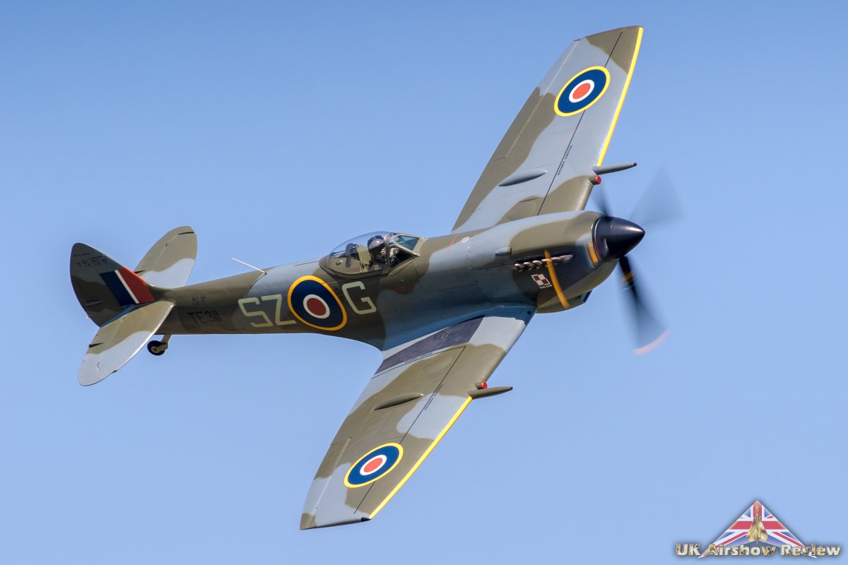 UKAirshowReview's tweet photo. A look back to the start of the 2018 airshow season with the @RAFBBMF's Spitfire Mk XVI TE311, making an appearance at the @Shuttleworth_OW Season Premiere in her new paint scheme. 

Images: Jakub Zurek

#UKARchives https://t.co/g1bstZzy0v