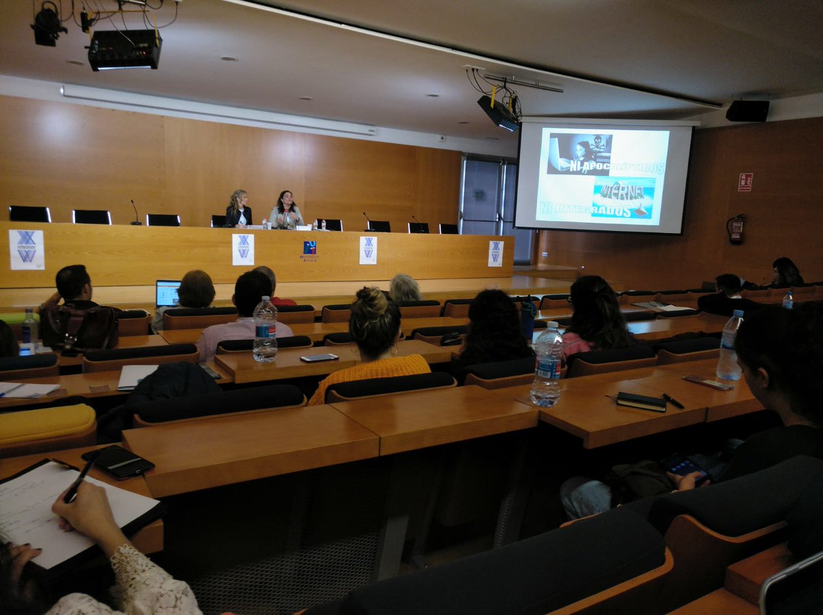 adComunica_cs's tweet photo. . @cmartalazo (@unizar) en #ComLoc18 (@UJI_noticias): "Internet presenta también brechas de conocimiento: hablamos de #competencias digitales, y un 94% de la ciudadanía suspende aquí, porque también cuentan el uso inteligente, la actitud y los valores éticos". https://t.co/pywiMxzJcv