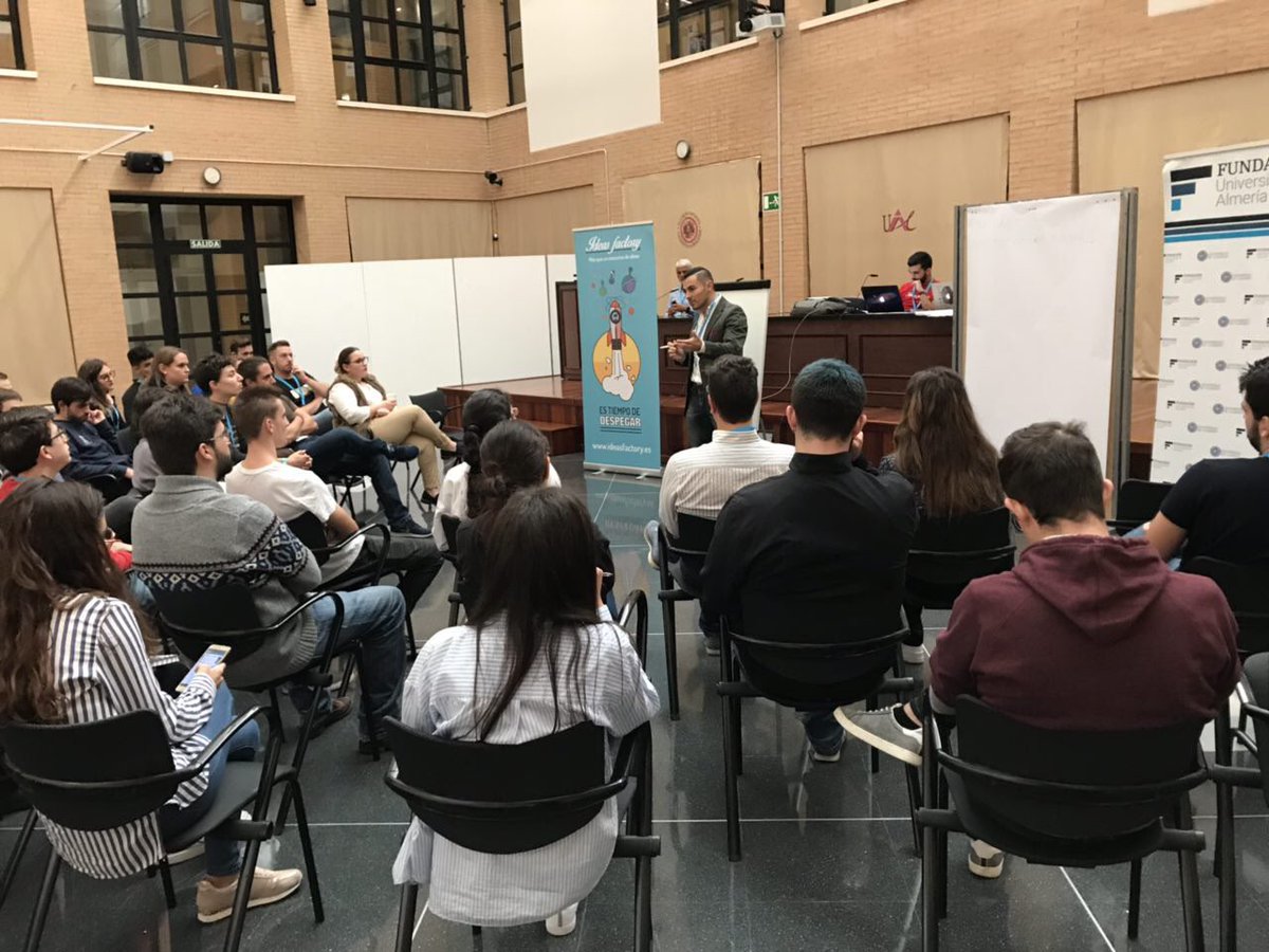 ideasfactory_es's tweet photo. ¡No damos abasto! 😱 En la @ualmeria, Ramón de la Fuente dice: “En esta fase, el objetivo no es vender, sino aprender” 🤓
#IdeasfactoryUAL https://t.co/AGoPrRshor