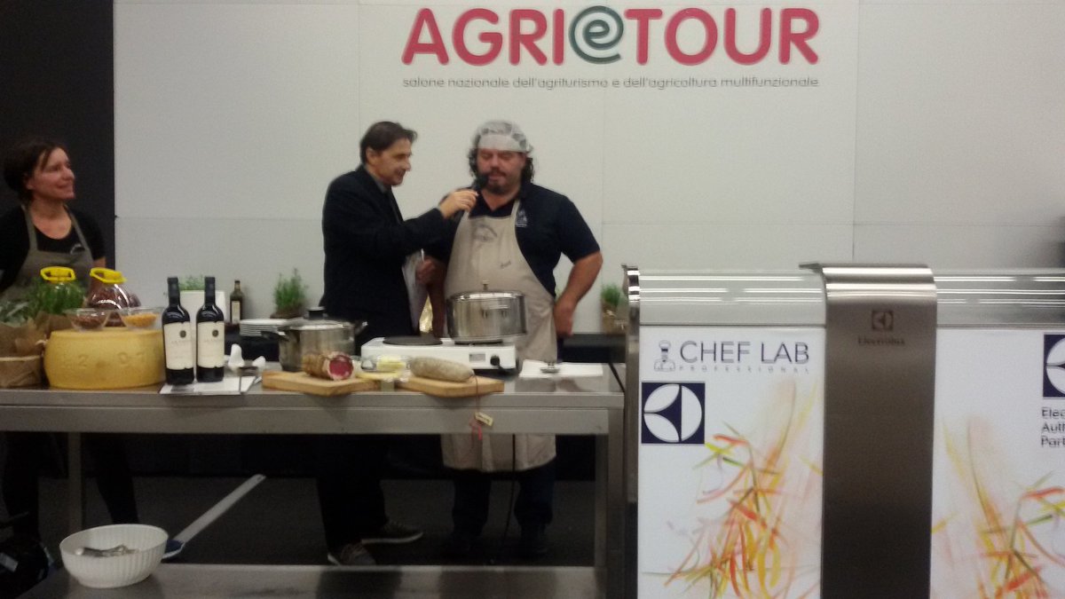 Luca dell'agriturismo friulano Cortivo Panciuto mentre prepara il suo goulash di vitello con polenta, piatto vincitore ad Agrietour Arezzo.<a href="/grazialeporati/">graziella leporati</a> <a href="/gist_social/">gist</a> <a href="/AgrieTour/">AgrieTour</a> <a href="/TalaricoSabrina/">Sabrina Talarico Studio Eidos</a> <a href="/chefkumale/">Vittorio Castellani</a> <a href="/NewsFromDeriu/">Veronica Deriu</a> <a href="/alegesuelli/">Viaggiale</a>