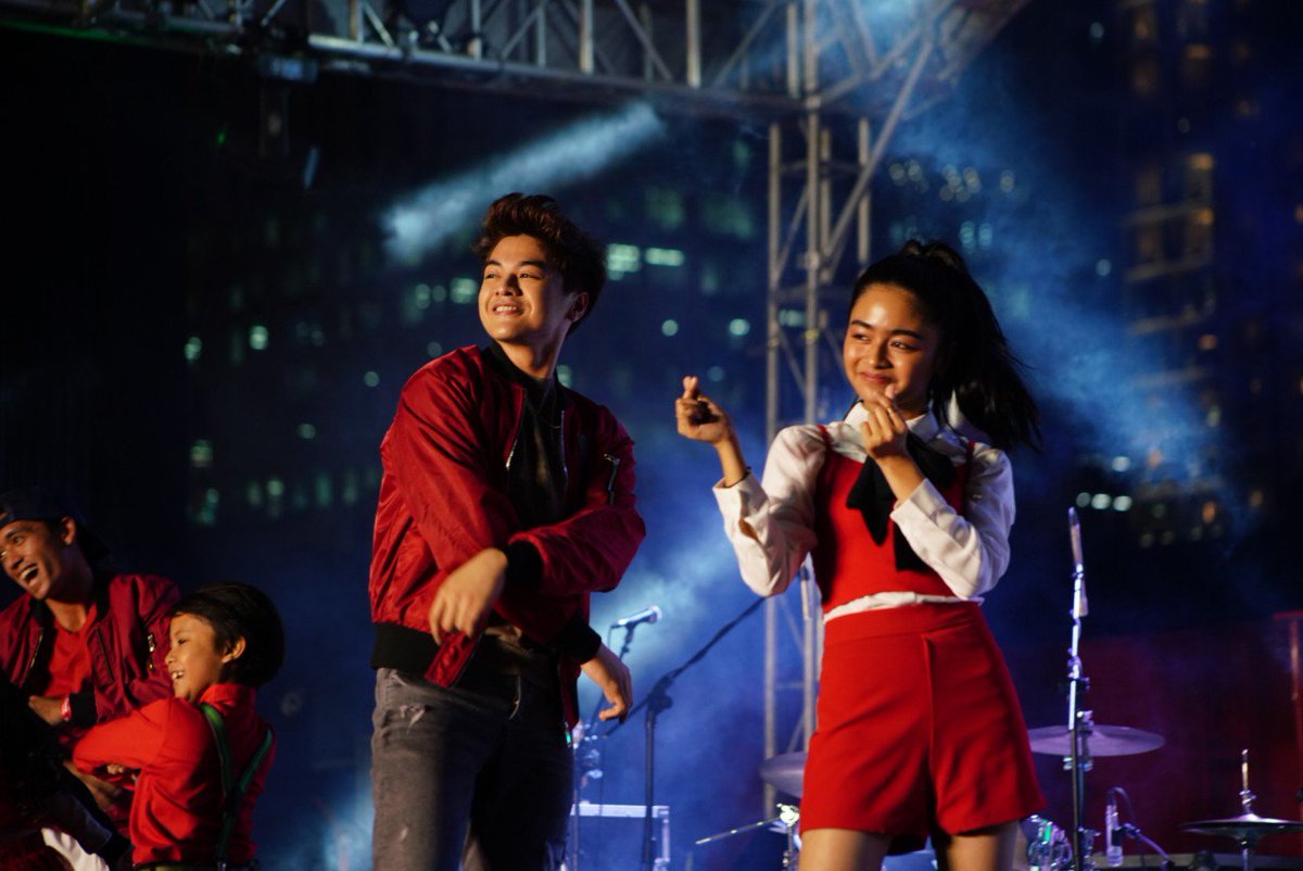 AranetaCity's tweet photo. A cute dance number from The Just Kids League and KeriVi! 

#AranetaTreeLighting #ChristmasIsHome #SeeYouinAraneta https://t.co/wLh2hv6eMp