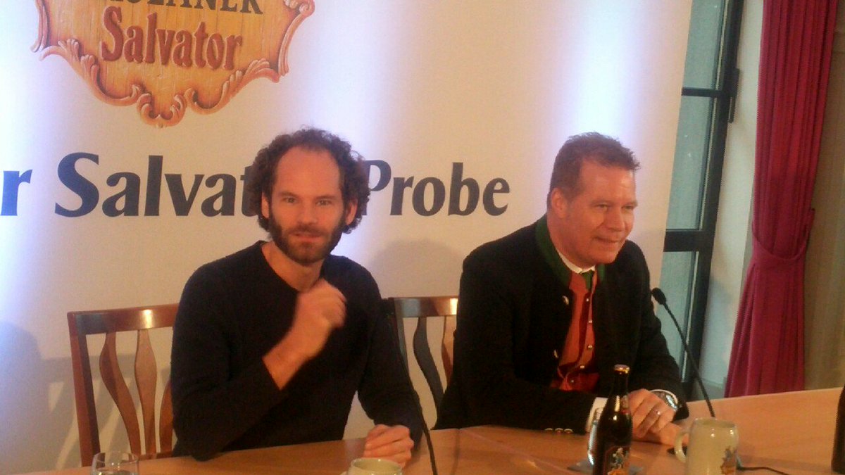 Er ist die neue "Mama Bavaria":  #Fastenprediger 2019 Maxi Schaffroth mit Paulaner-Chef Andreas Steinfatt auf dem #Nockherberg