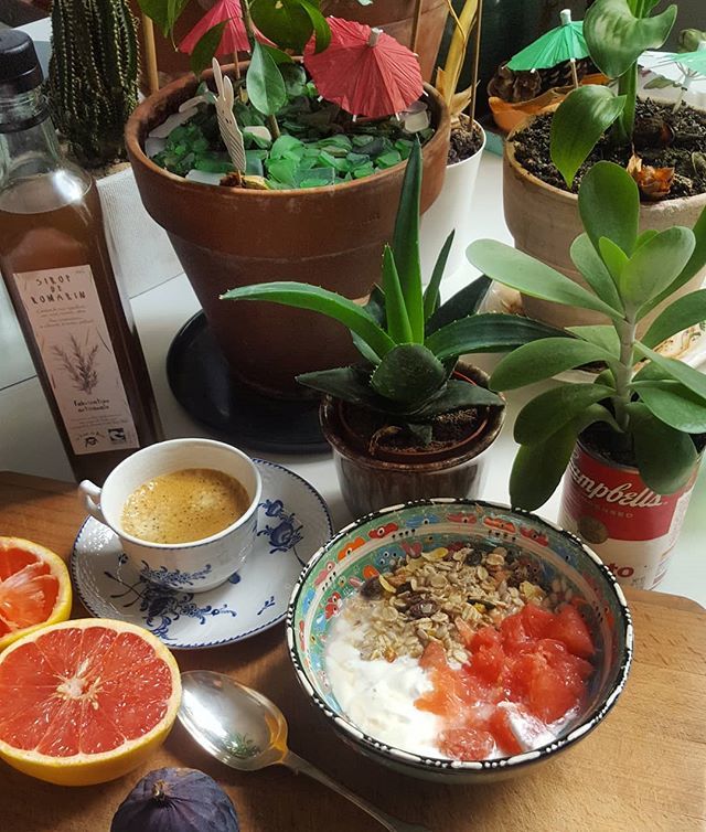 Whynotyellow's tweet photo. Hummm petit dej #couleurs #petitdejeuner #pamplemousse 💛 #plants #fruits #breakfast #coffeetime #home #homesweethome https://t.co/gNsr7Oi85z