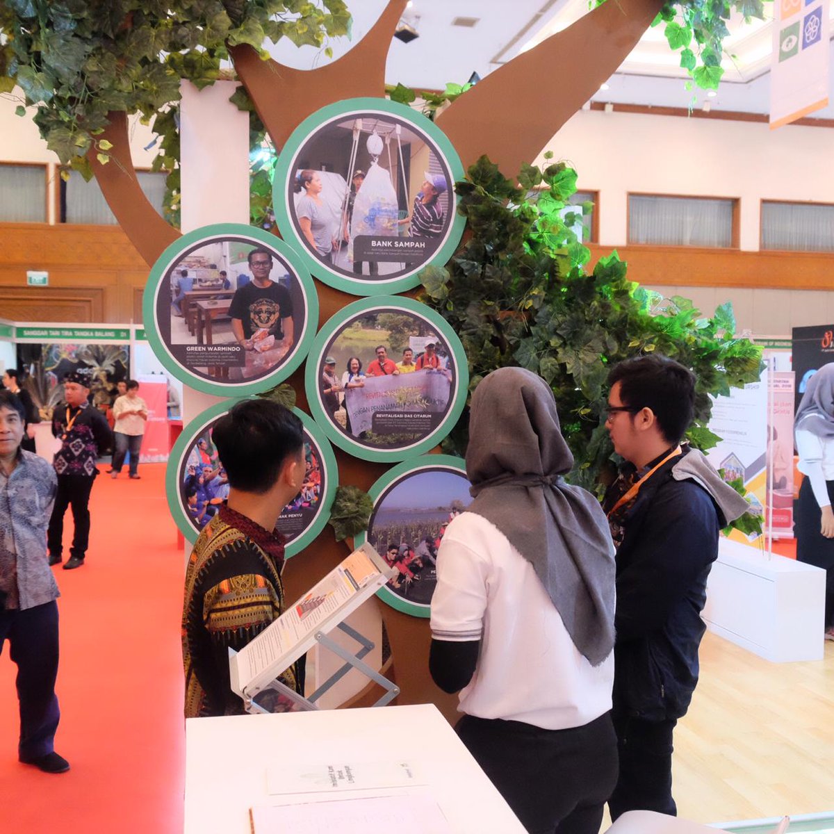 indofood's tweet photo. Dalam event ini Indofood menampilkan program CSR Indofood seperti Posyandu, Indofood Riset Nugraha (IRN), Beasiswa Indofood Sukses Makmur (BISMA), program lingkungan, foodprenuer, kemitraan petani & program Indofood bersama Ruang Guru "Hidup Sehat Yuk". #FIFest2018 #CSRIndofood https://t.co/tT23IhdmAy