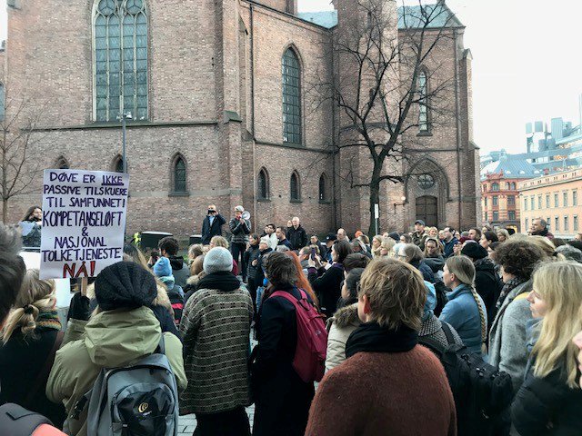 Norges Døveforbund (@norgesdovefb) on Twitter photo Bra oppmøte på demo i dag, gode appeller og @AnnikenHauglie tok seg tid til å høre på oss! Nå er det bare å stå på videre - bra jobba alle sammen! #NasjonaltolketjenesteNÅ #NokNåNAV #NAVraserer #samfunnforalle #demokrati Bra oppmøte på demo i dag, gode appeller og @AnnikenHauglie tok seg tid til å høre på oss! Nå er det bare å stå på videre - bra jobba alle sammen! #NasjonaltolketjenesteNÅ #NokNåNAV #NAVraserer #samfunnforalle #demokrati