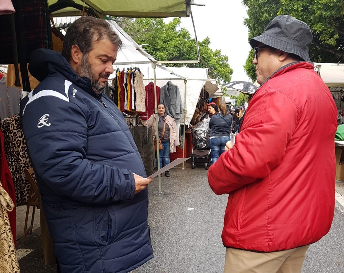 PsoeCjardin's tweet photo. Ayer por la mañana asistimos al mercadillo de Ciudad Jardín junto con la concejala de Distrito @RosadelMar1 para informar del programa electoral que el PSOE llevará a las elecciones andaluzas del próximo día 2 de diciembre #2D #MásAndalucíaQueNunca #TrabajandoEnElDistrito https://t.co/gnePL4JYtI