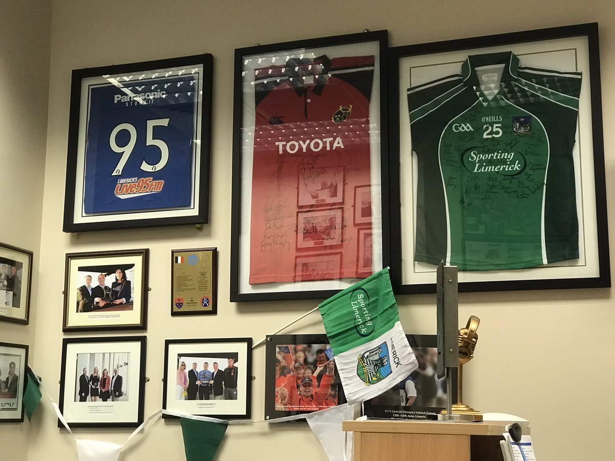 @AnaLiffey @DanielButlerFG @Live95fmNews @dawntruss @rachelpconway @LynnCollo @PatGalligan3 @AoifeMarshall1 Waiting in reception of @Live95fmNews - love all the Limerick related sporting memorabilia, flags, trophies, etc. in here. #LovinLimerick
