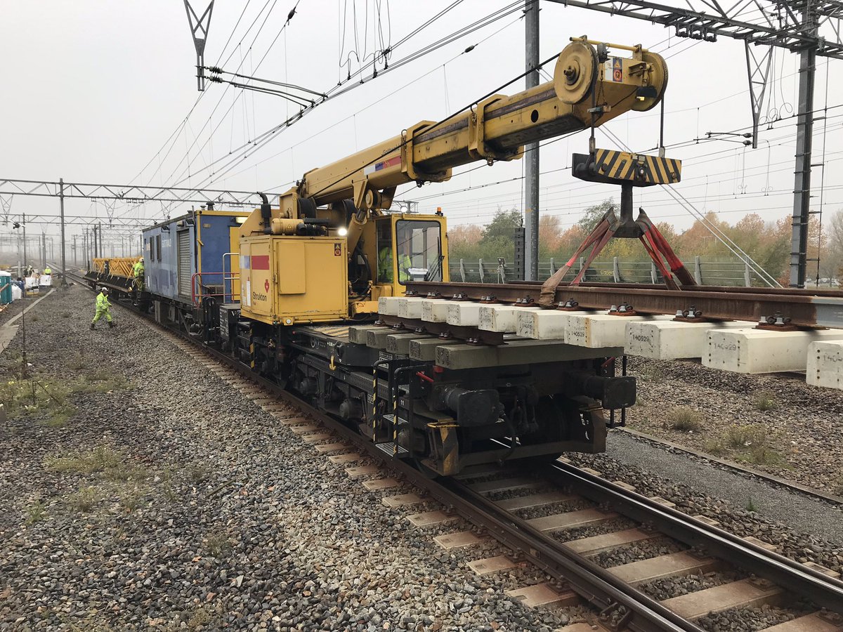 MercedesGroots's tweet photo. Foto’s: al volop aan de slag met spoorvernieuwing bij #Hoofddorp. 👷‍♂️💪https://t.co/j1rj9kDjT3 @StruktonRail @NS_online https://t.co/aWqixhTQ4q