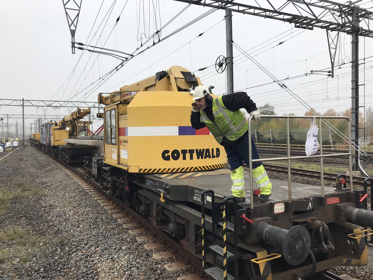 MercedesGroots's tweet photo. Foto’s: al volop aan de slag met spoorvernieuwing bij #Hoofddorp. 👷‍♂️💪https://t.co/j1rj9kDjT3 @StruktonRail @NS_online https://t.co/aWqixhTQ4q