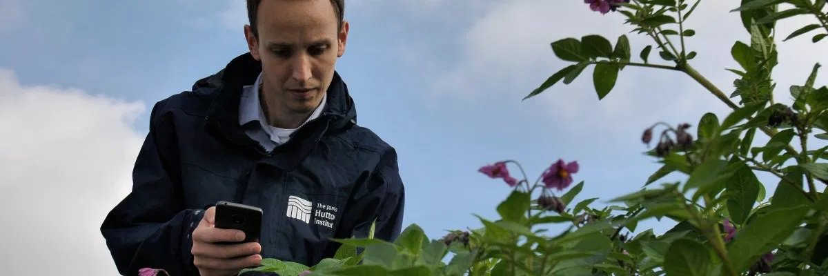 NichinoUK's tweet photo. Modern technology put to practical use for #potato growers: A smartphone app developed by @JamesHuttonInst with disease identification in the field. Find out more @potatonewstoday https://t.co/jdHhnvWPhq  #clubhectare https://t.co/u45uzPaqbn
