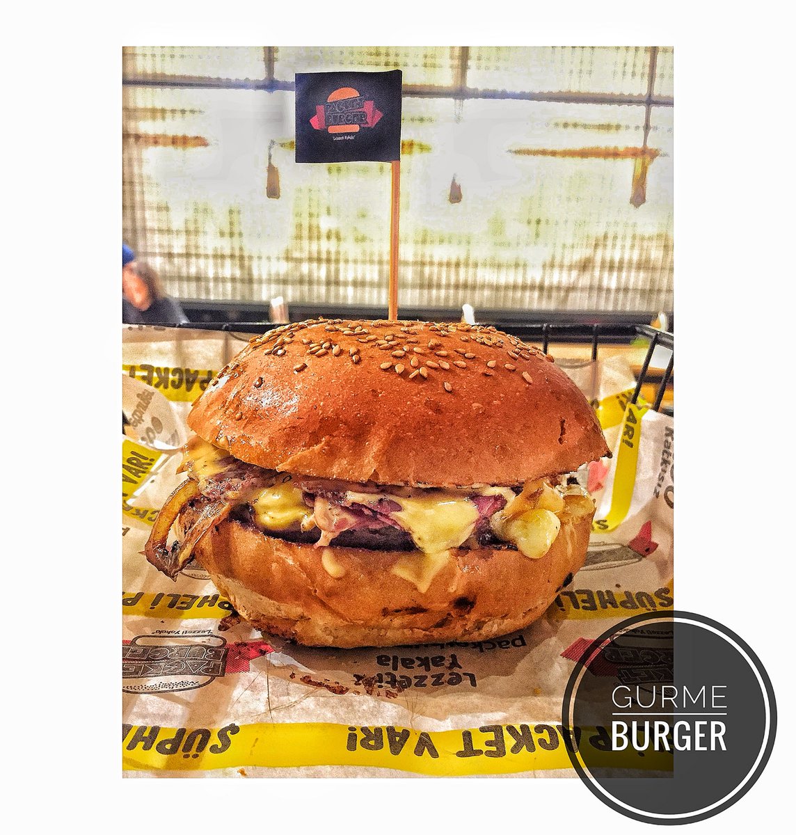 Daha önce denemediğiniz kadar güzel bir burgerle karşınızdayız 😎
Tadı damağınızdan, görüntüsü aklınızdan çıkmayacak 😋🤗
Yeni burger çeşidimiz olan Gurme Burger’in içerisinde 3 çeşit peynir 🧀,caramelize soğan ve füme et 🥩var.