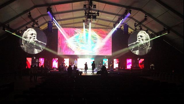 VentuzTech's tweet image. Repost from 📷: @klyde_314 Beautiful stage setup coming out of France: "On s’est bien amusé à la réalisation de cet événement avec Murray Head ! Direction artistique et production des animations sur Ventuz by 314lab."

#ventuz #madewithventuz #stagegraphics #event #graphicdesign