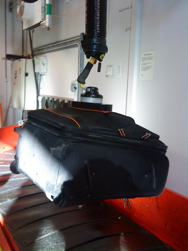 BIMATLT's tweet image. Sistema a depressione a marchio TAWI | Smart lifting ideale per la movimentazione a ritmo sostenuto ed intenso di bagagli. Utilizzabile con una sola mano, sia da operatori destrimani che mancini, riduce l’incidenza di lesioni da sforzo. #sollevamentoergonomico #bimat #tawi