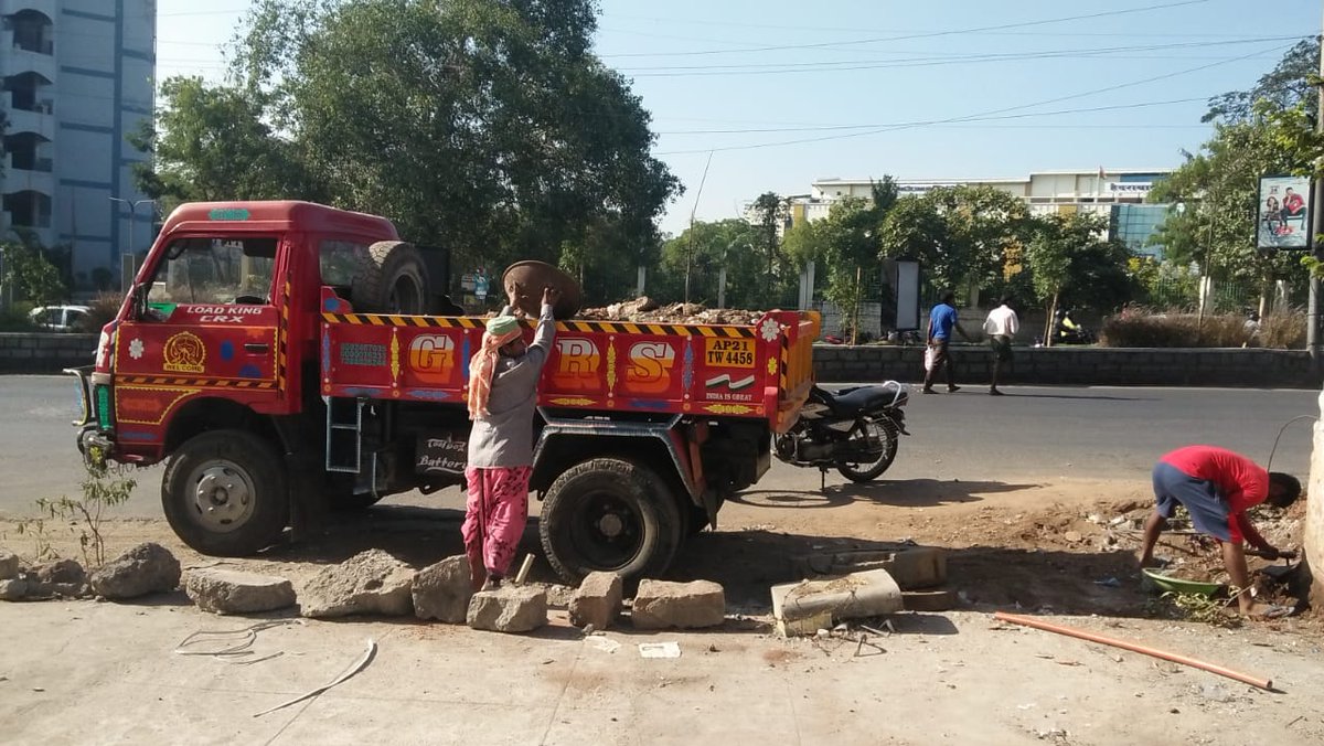 amohsecunderab1's tweet photo. Removing Debris at Rail nilayam in Secunderabad. https://t.co/4YWmxykX2X
