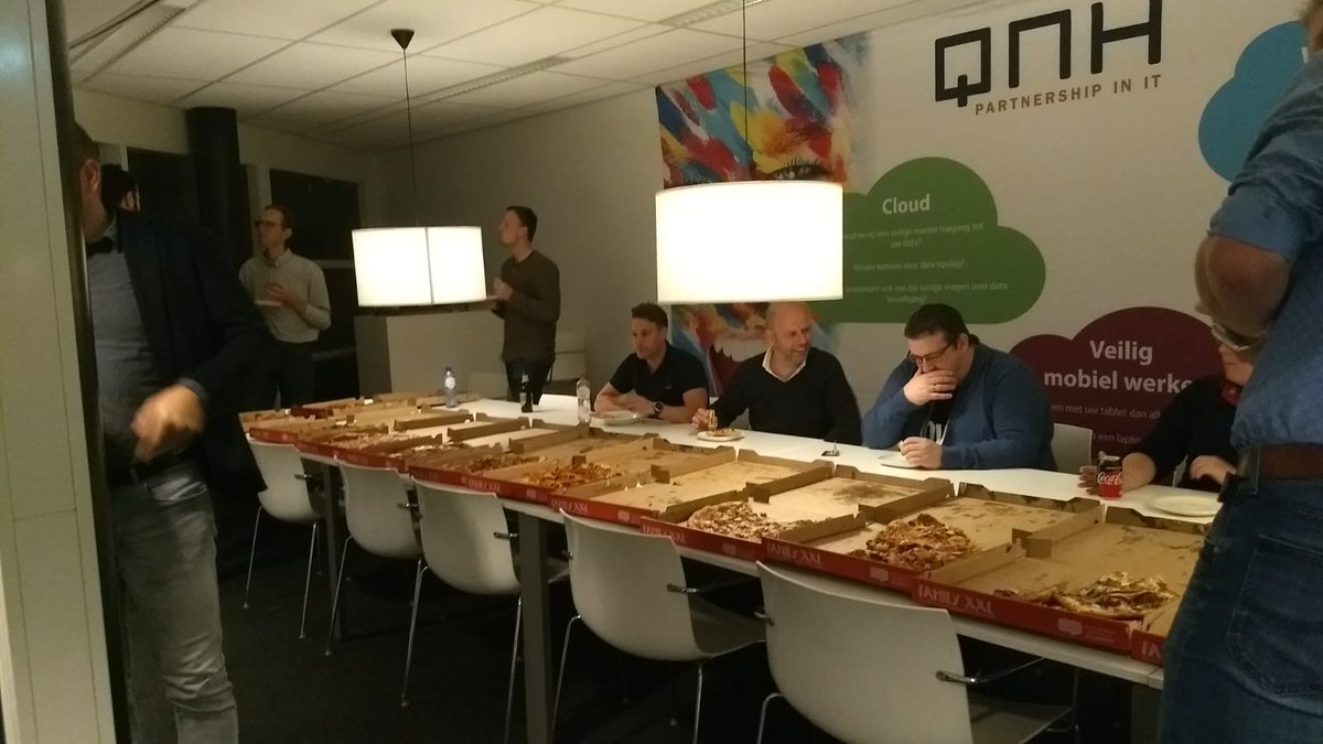 Gisteravond was het weer tijd voor een beruchte QNH Pizzasessie! 🍕💬 Collega Dominique leerde 30 collega's wat #MachineLearning is, hoe het conceptueel werkt en waar het voor gebruikt kan worden. #AI #ArtificialIntelligence #kennisdeling