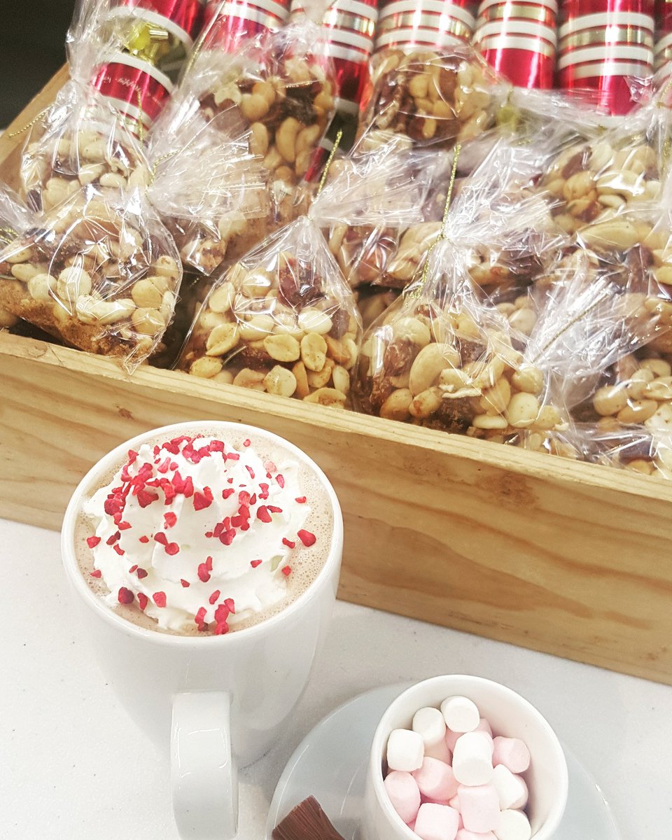 Getting ready for Christmas at Beaulieu! Enjoy a delicious hot chocolate with your choice of raspberry or chocolate topping 😋 #christmasatbeaulieu #christmas #festiveperiod #hotchocolate #togoodtoresist #leiths #levy #beaulieu #newforest #hampshire