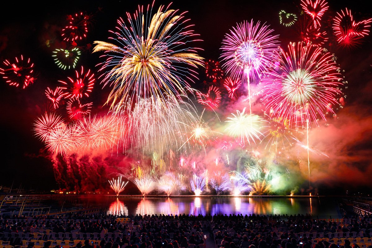 ハウステンボス公式 クリスマスの名曲にのせて可愛らしい ハートの花火 が夜空にきらめく 3日間だけの花火ショー Xmas花火 全ての演出 音楽とぴったりシンクロする花火を楽しむなら 特別観覧席 でのご観覧がおすすめ 前売券 好評販売中 T